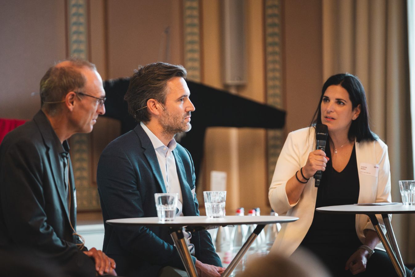Joanne Sieber, CEO von DTN (rechts), im Gespräch mit den beiden Gründern Andreas Thiel und Samuel Mueller.